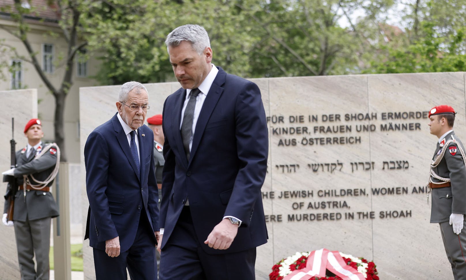 Karl Nehammer und Van der Bellen beim Gedenken der Opfer.&nbsp;