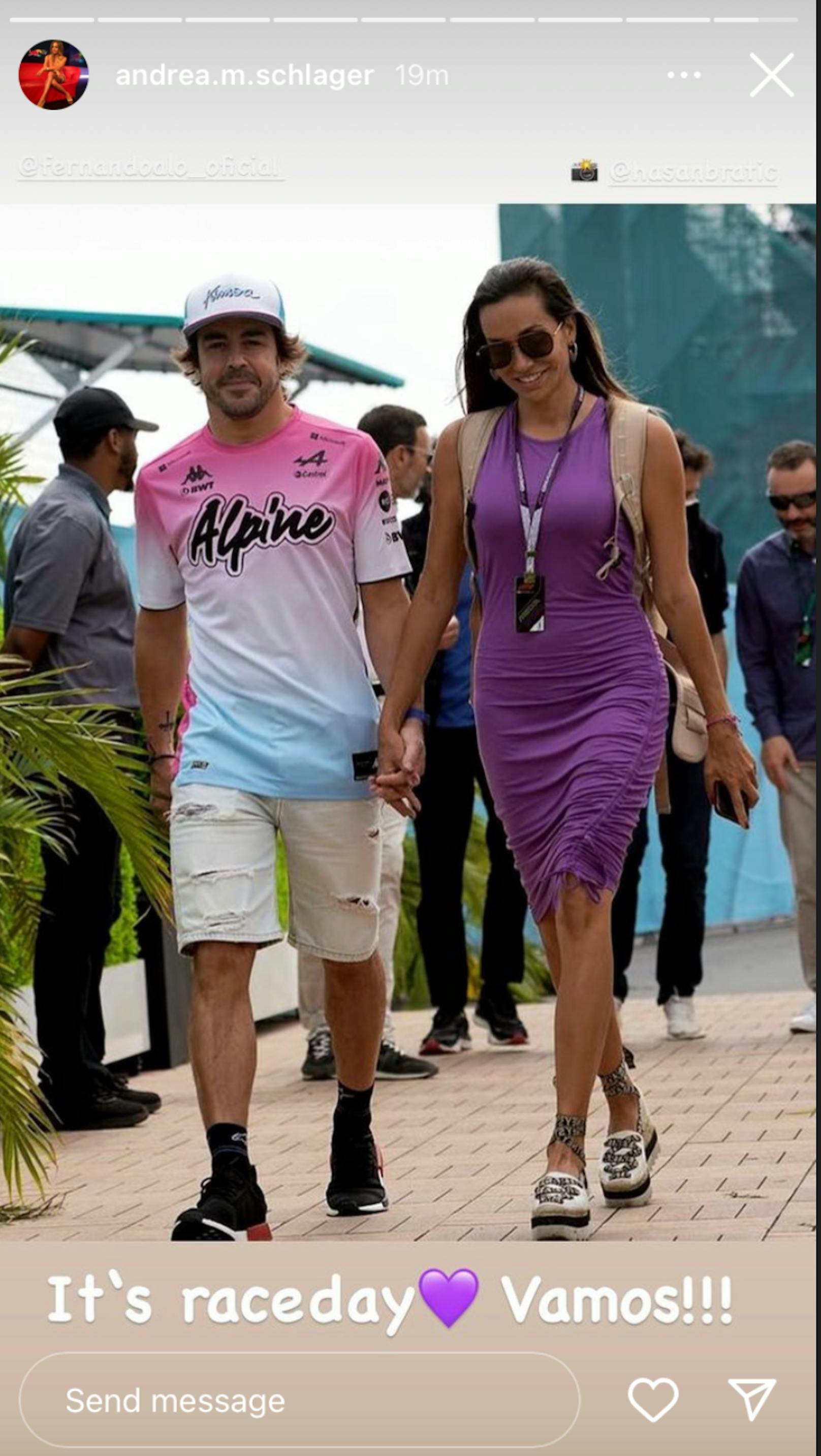 Andrea Schlager zeigt sich beim Händchenhalten mit Fernando Alonso.