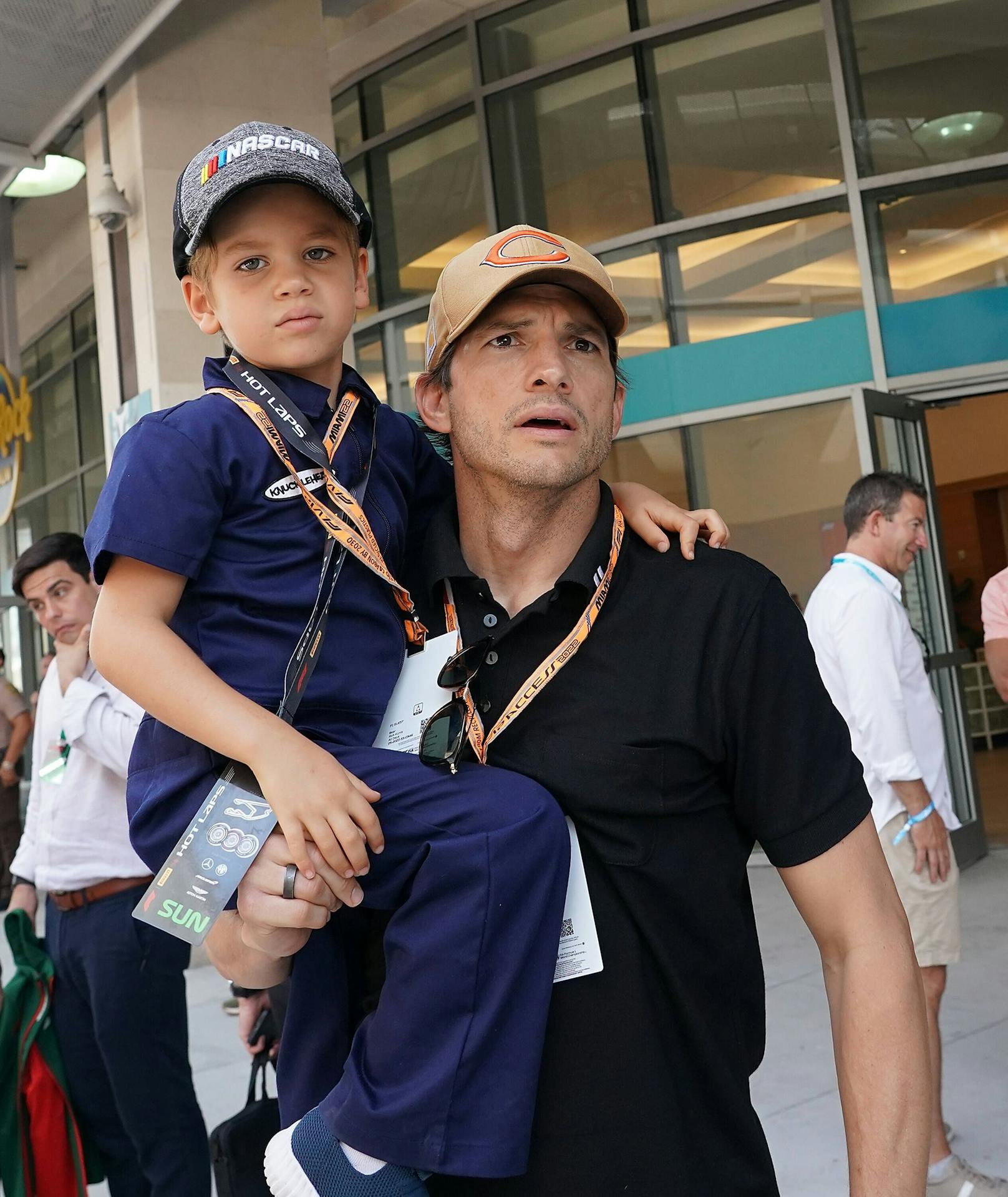 Schauspieler Ashton Kutcher mit Sohnemann …