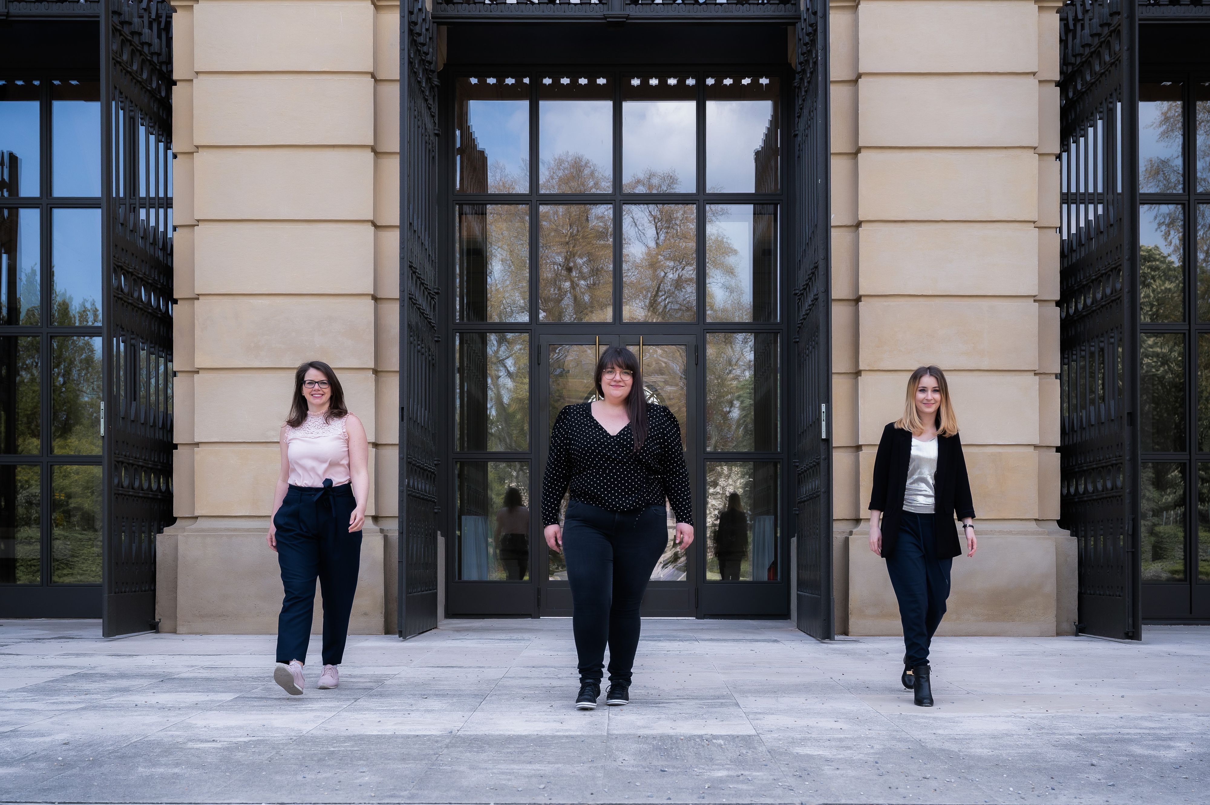 Isabel (28), Cornelia (34) und Elly (35) haben einen Traum: Sie wollen das erste gewichtsneutrale Gesundheitszentrum der Welt gründen.