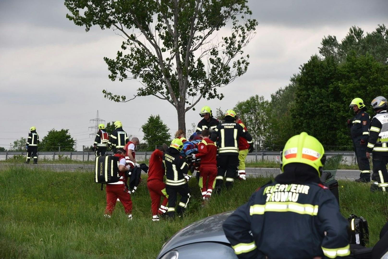 Schwerer Unfall zwischen Cabrio und BMW: Die Einsatzkräfte vor Ort
