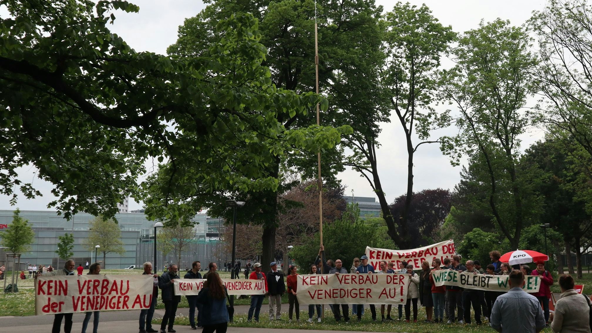 Mit Bannern fanden sich die Aktivisten in der Venediger Au ein. 