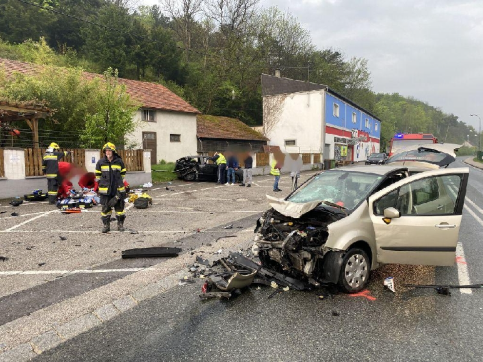 Die Einsatzkräfte nach dem schweren Unfall vor Ort.