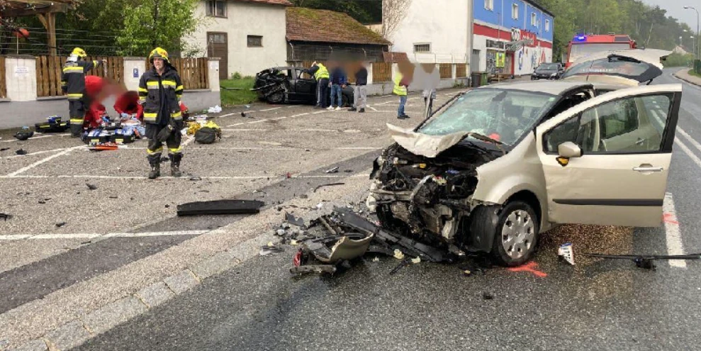 Die Einsatzkräfte nach dem schweren Unfall vor Ort.