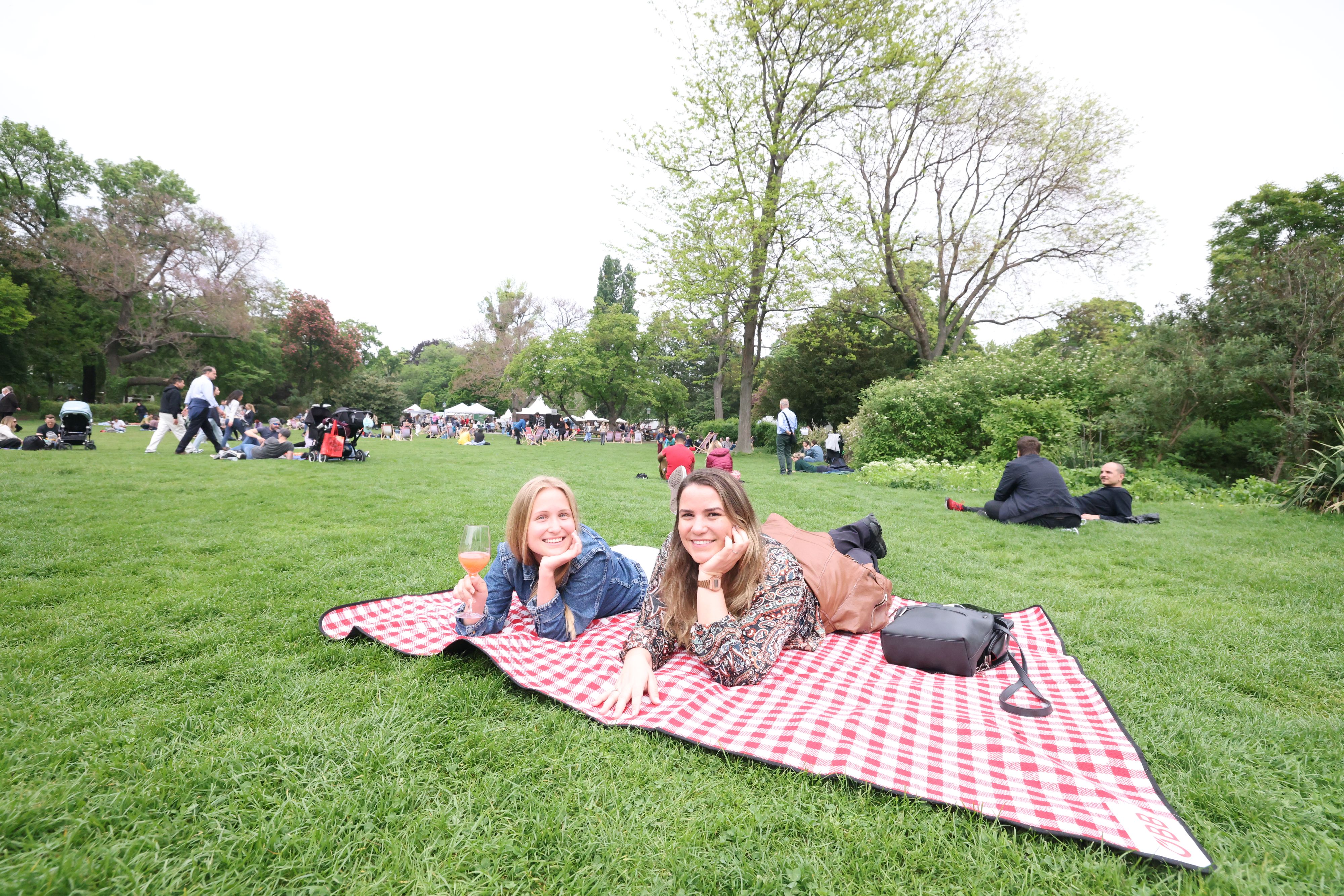 Wer sich nach der Völlerei ausruhen will, nimmt sich eine Decke mit oder legt sich in einen der aufgestellten Liegestühle.
