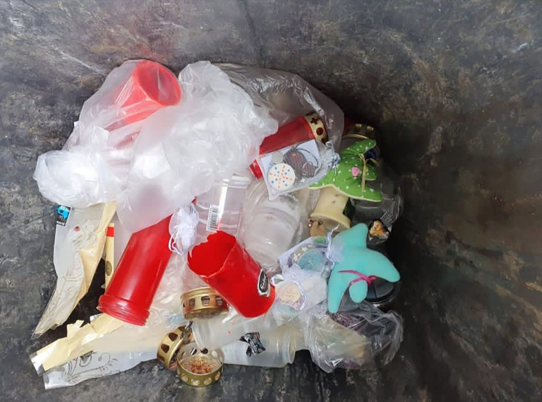 Die Basteleien landeten in zwei weit von einander entfernten Mülleimern.