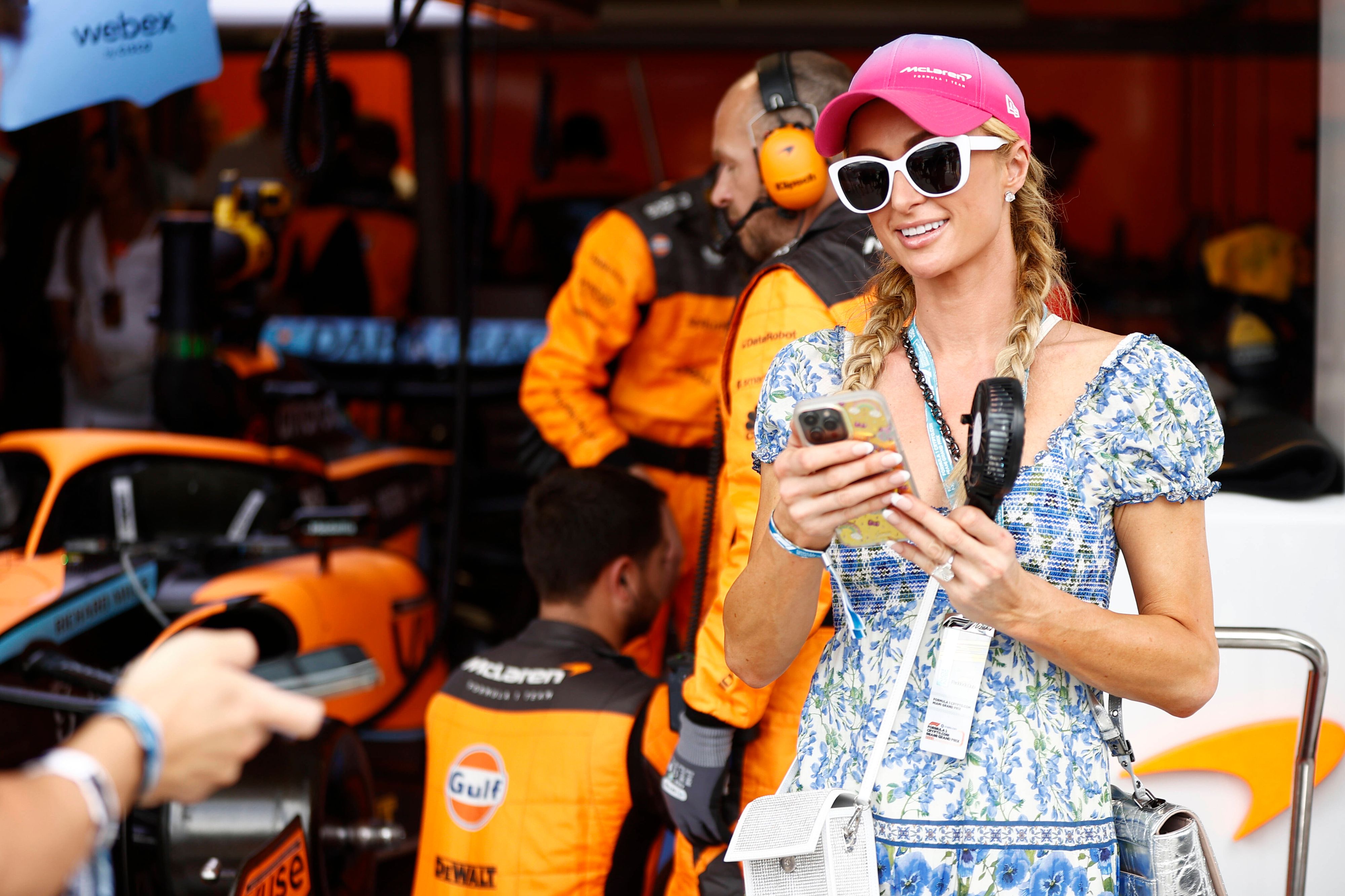 Paris Hilton posiert in der Boxengasse.