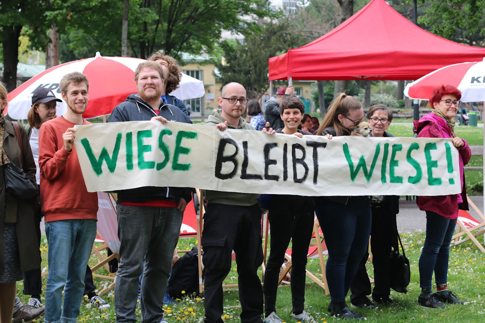 Gegner der Verbauungspläne in der Venediger Au setzten vor Ort ein Zeichen. Laut Veranstalter waren 200 Personen bei der Protestaktion dabei.