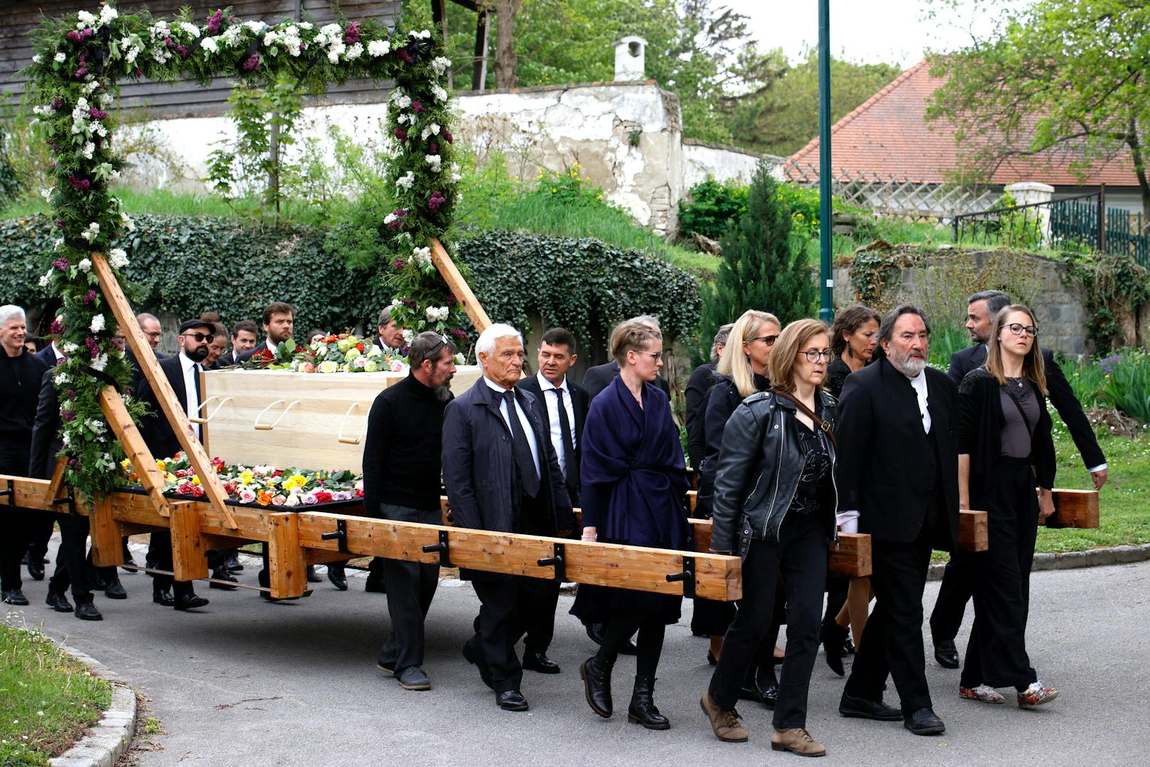 Der Trauerzug mit dem Sarg im Rahmen der Beisetzung des Künstlers Hermann Nitsch am Samstag, 7. Mai 2022, in Prinzendorf.