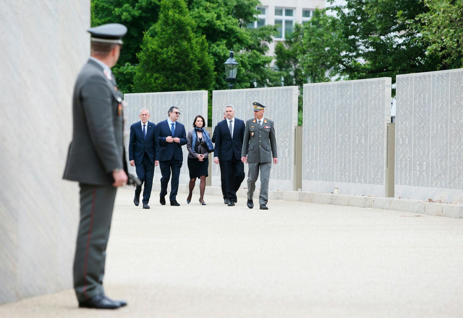 Bundespräsident Van der Bellen und Mitglieder der Bundesregierung bei der Kranzniederlegung.&nbsp;