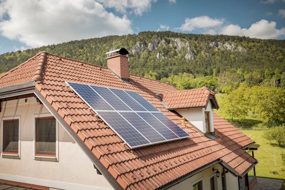Symbolfoto einer Photovoltaik-Anlage auf einem Hausdach.