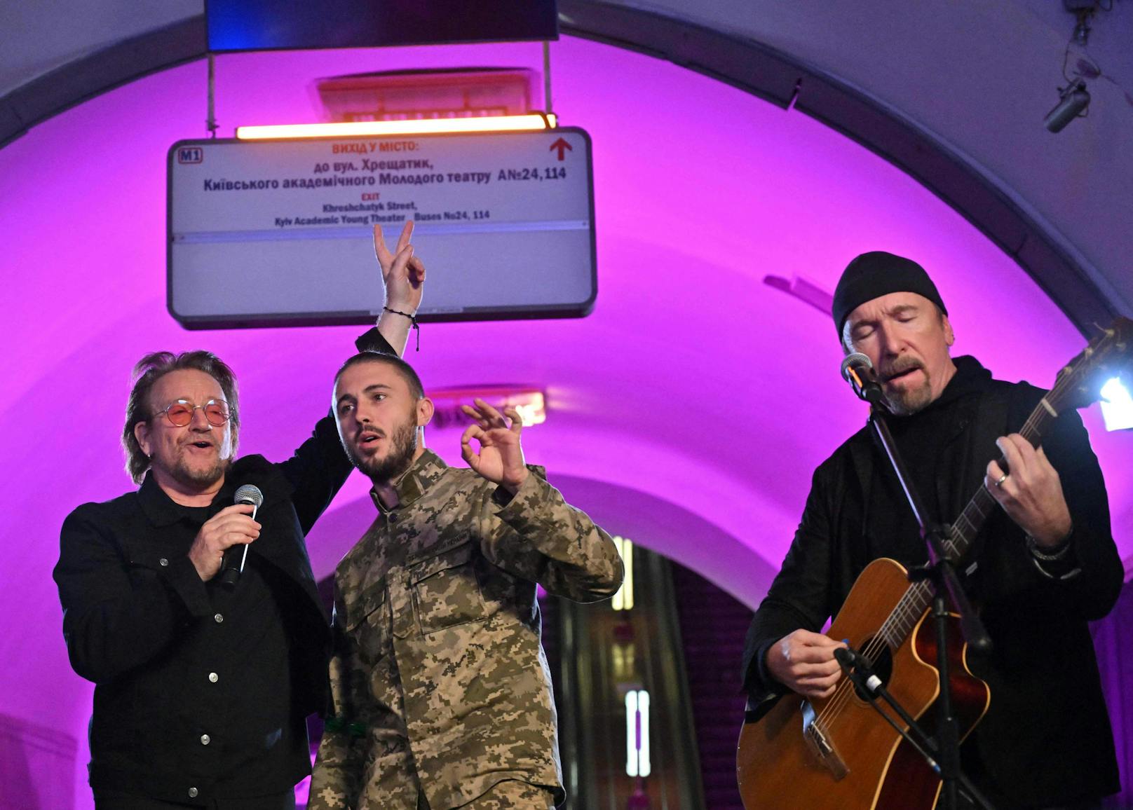 Überraschungskonzert in Kiew – U2 singen mit Soldaten