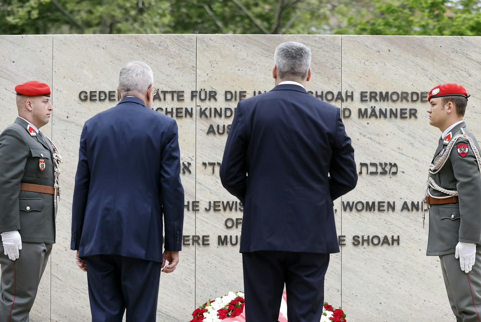 Van der Bellen und Nehammer im Ostarrichi-Park.