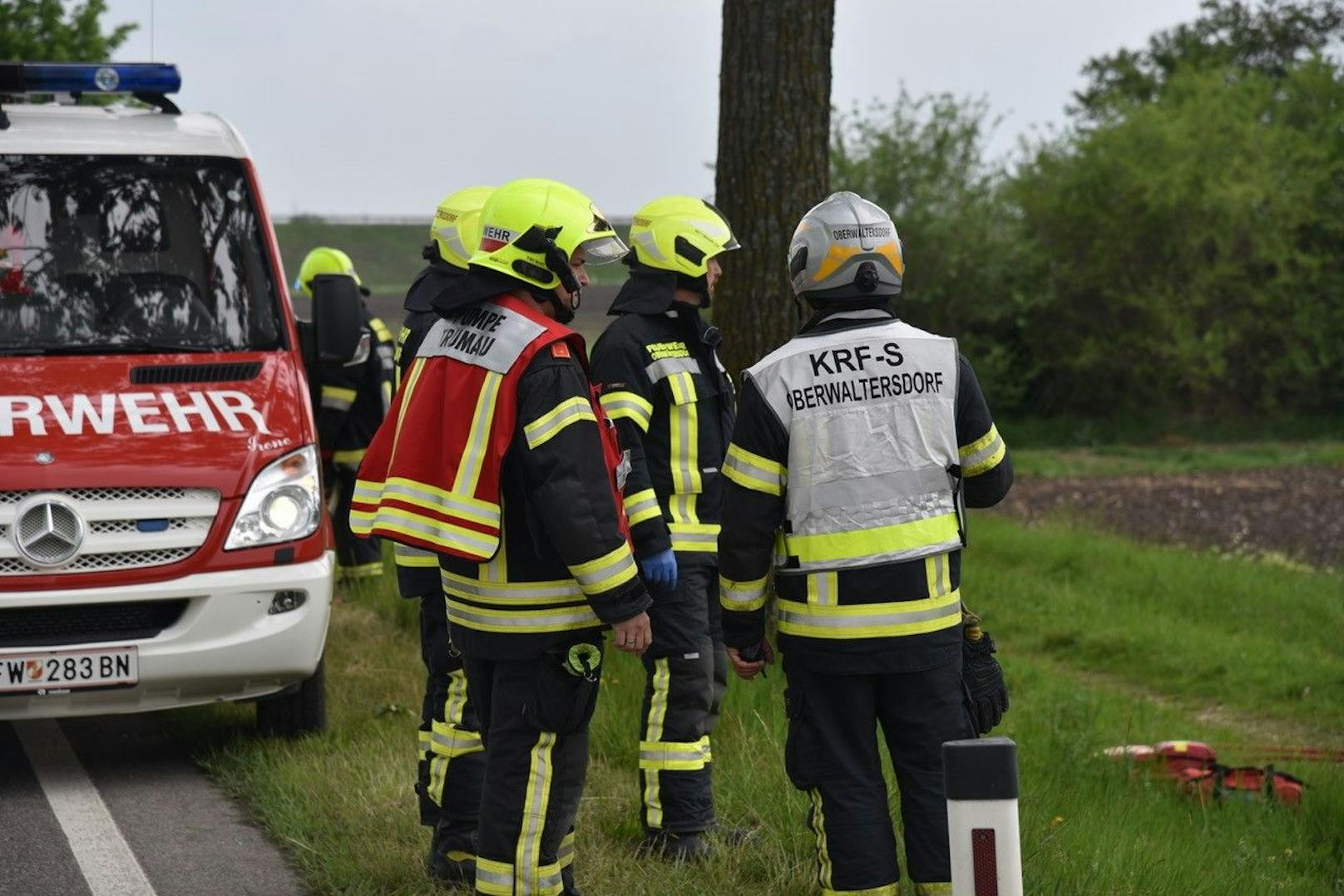 Schwerer Unfall zwischen Cabrio und BMW: Die Einsatzkräfte vor Ort