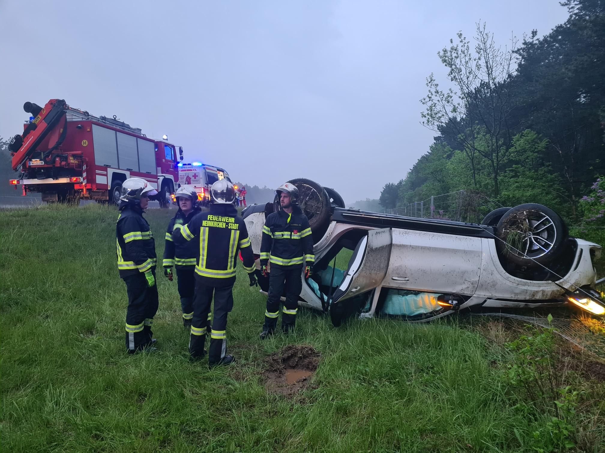 Die Einsatzkräfte nach dem Unfall vor Ort.