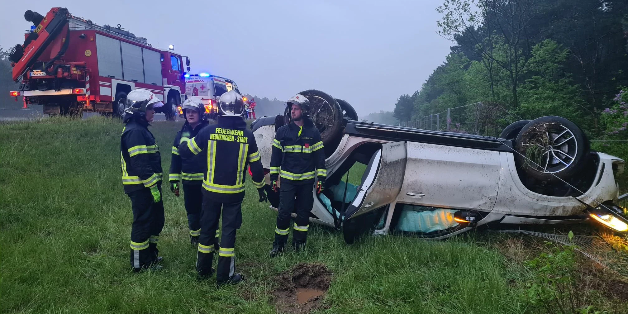 Die Einsatzkräfte nach dem Unfall vor Ort.
