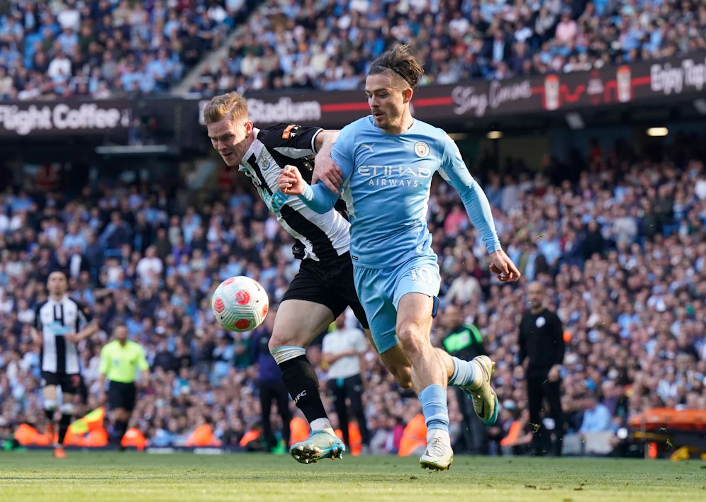 Emil Krafth von Newcastle United im Duell mit Jack Grealish von Manchester City.