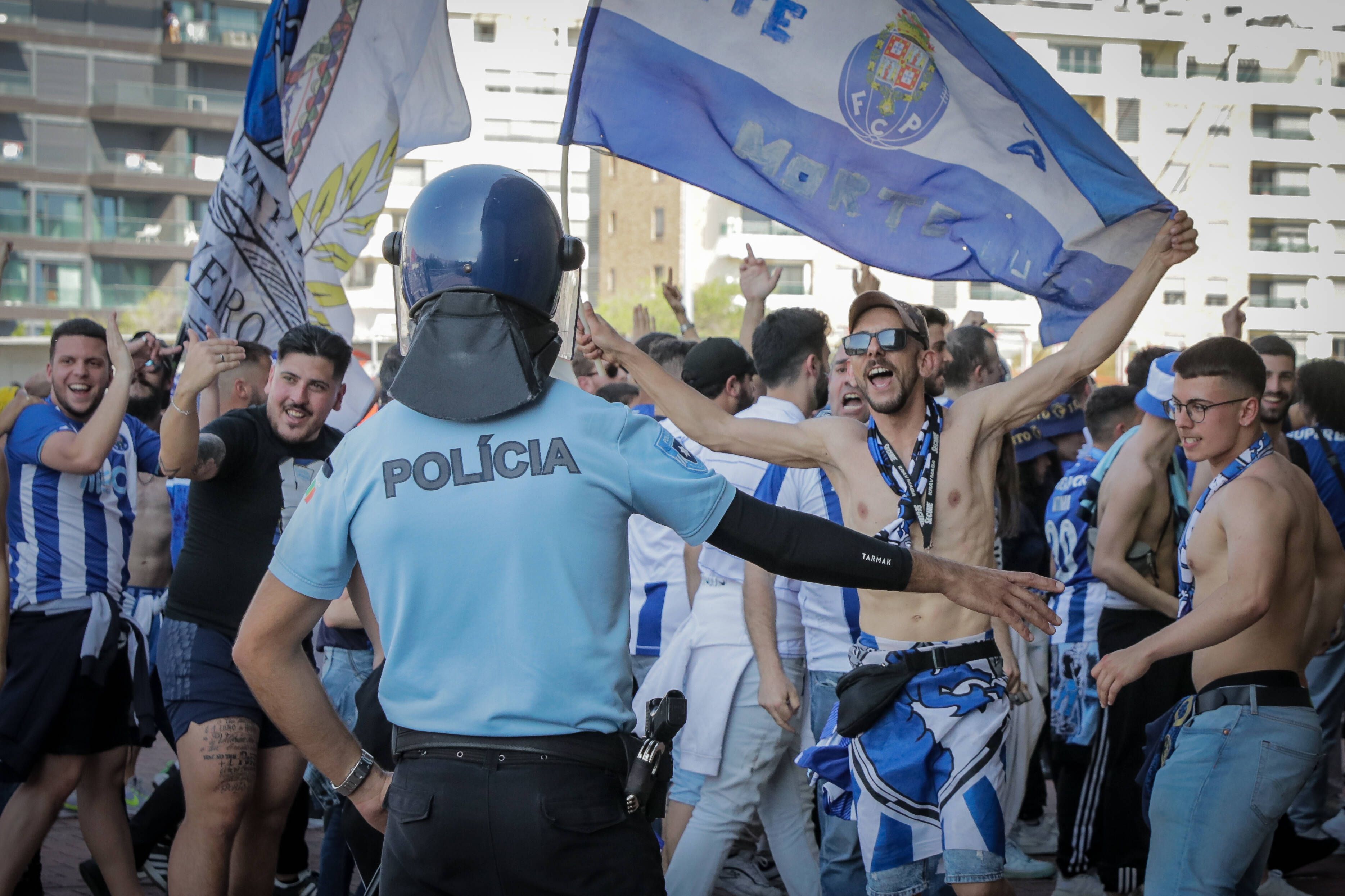 Hier feiern die Porto-Fans den Sieg der Meisterschaft.