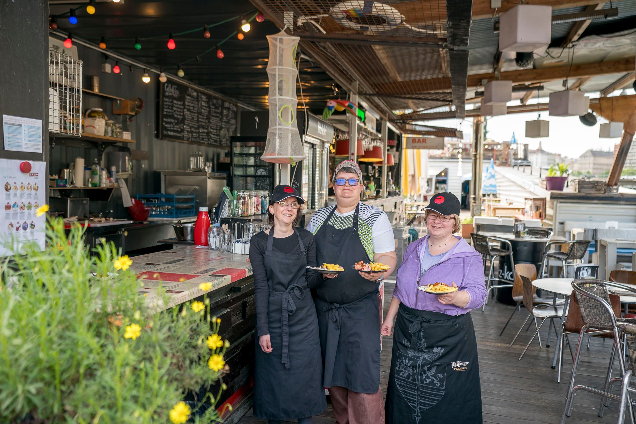 Von links nach rechts: Katarina, Manuela und Natalie sind am Badeschiff in Wien die 