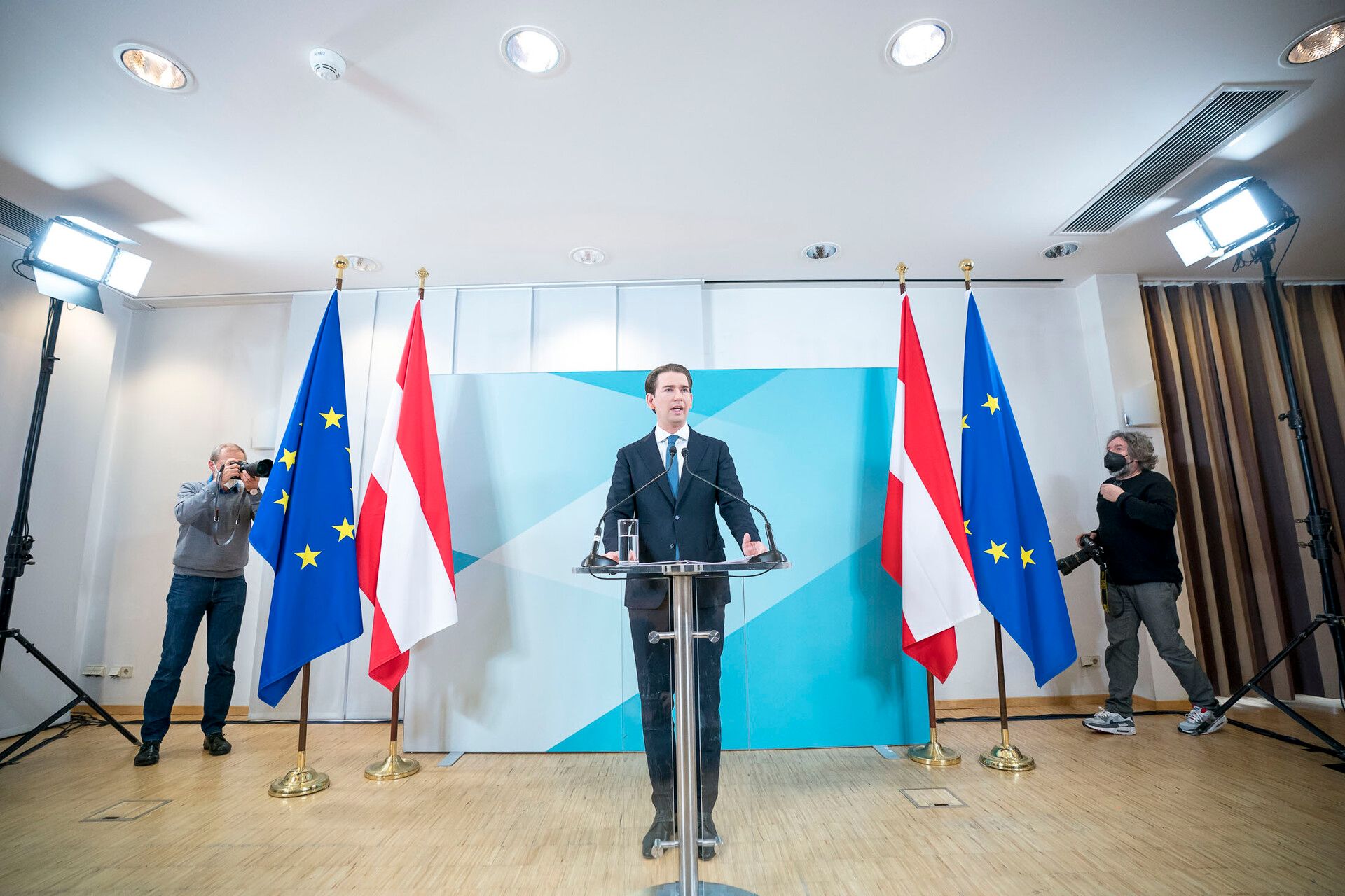 Den ehemaligen Kanzler Sebastian Kurz zieht es jetzt raus aus der Politik. Und aus Österreich.