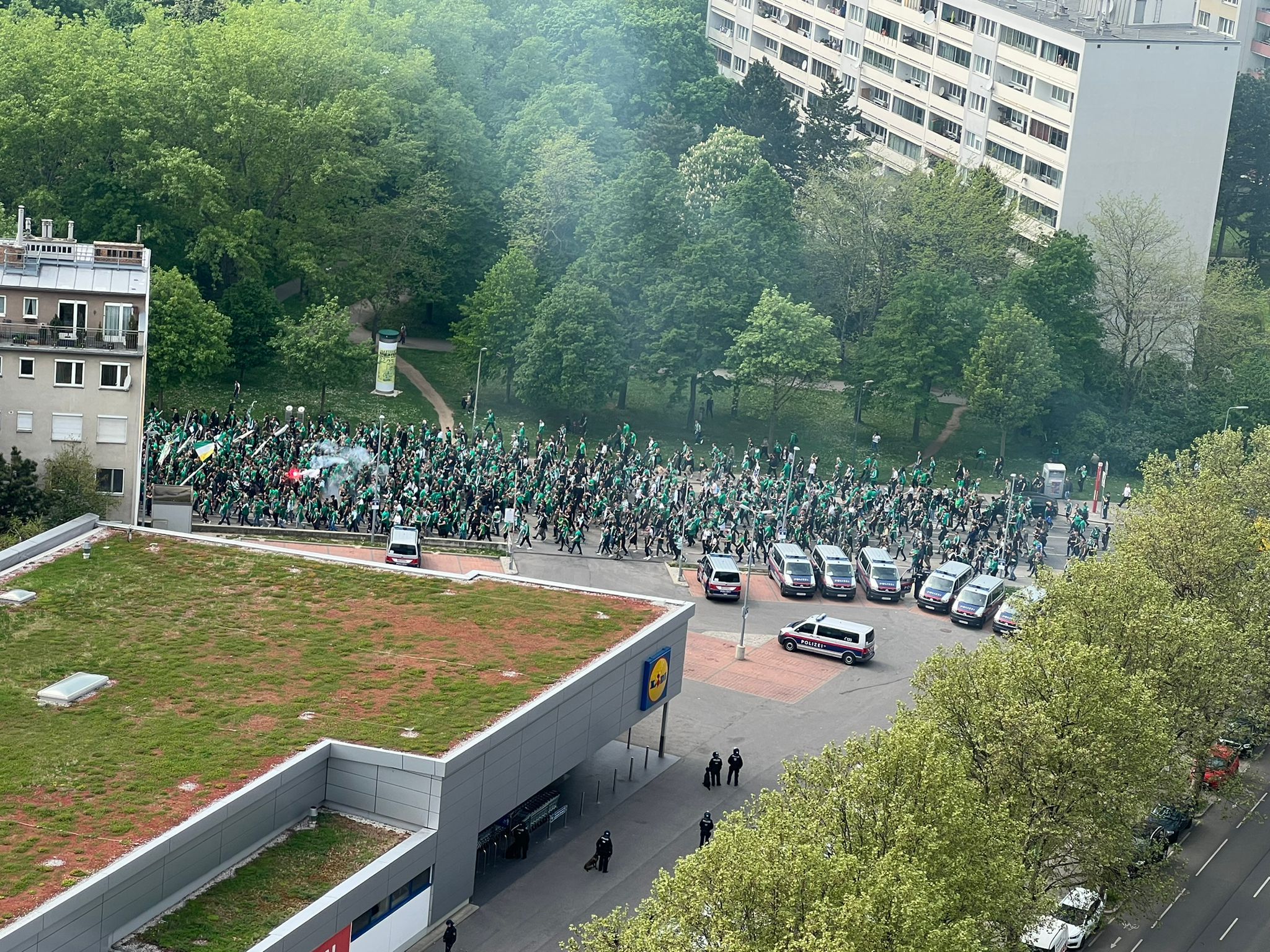Ein großes Polizeiaufgebot begleitet die Rapid-Fans. Szenen wie 2018, als es an der Südost-Tangente bei eisigen Temperaturen zu einem Polizei-Kessel kam, bleiben dieses Mal zum Glück aus.