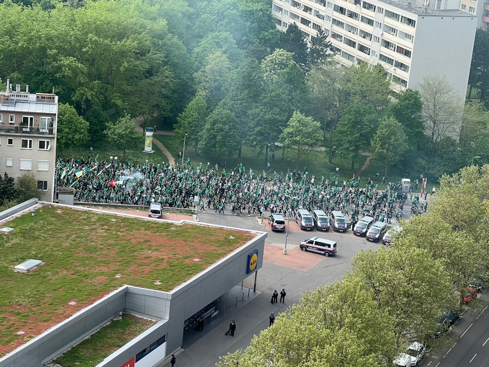 Ein großes Polizeiaufgebot begleitet die Rapid-Fans. Szenen wie 2018, als es an der Südost-Tangente bei eisigen Temperaturen zu einem Polizei-Kessel kam, bleiben dieses Mal zum Glück aus.