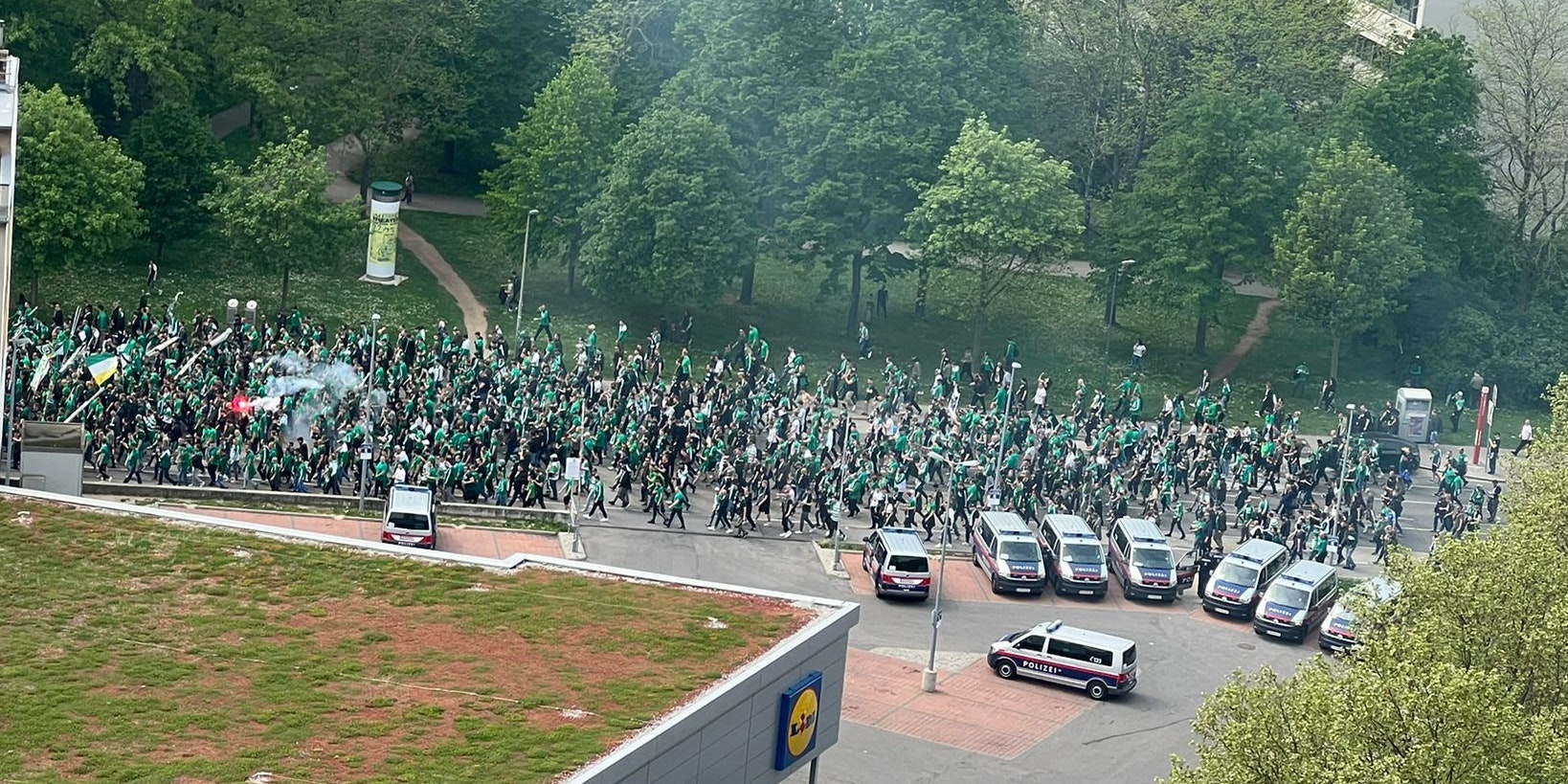 Ein großes Polizeiaufgebot begleitet die Rapid-Fans. Szenen wie 2018, als es an der Südost-Tangente bei eisigen Temperaturen zu einem Polizei-Kessel kam, bleiben dieses Mal zum Glück aus.