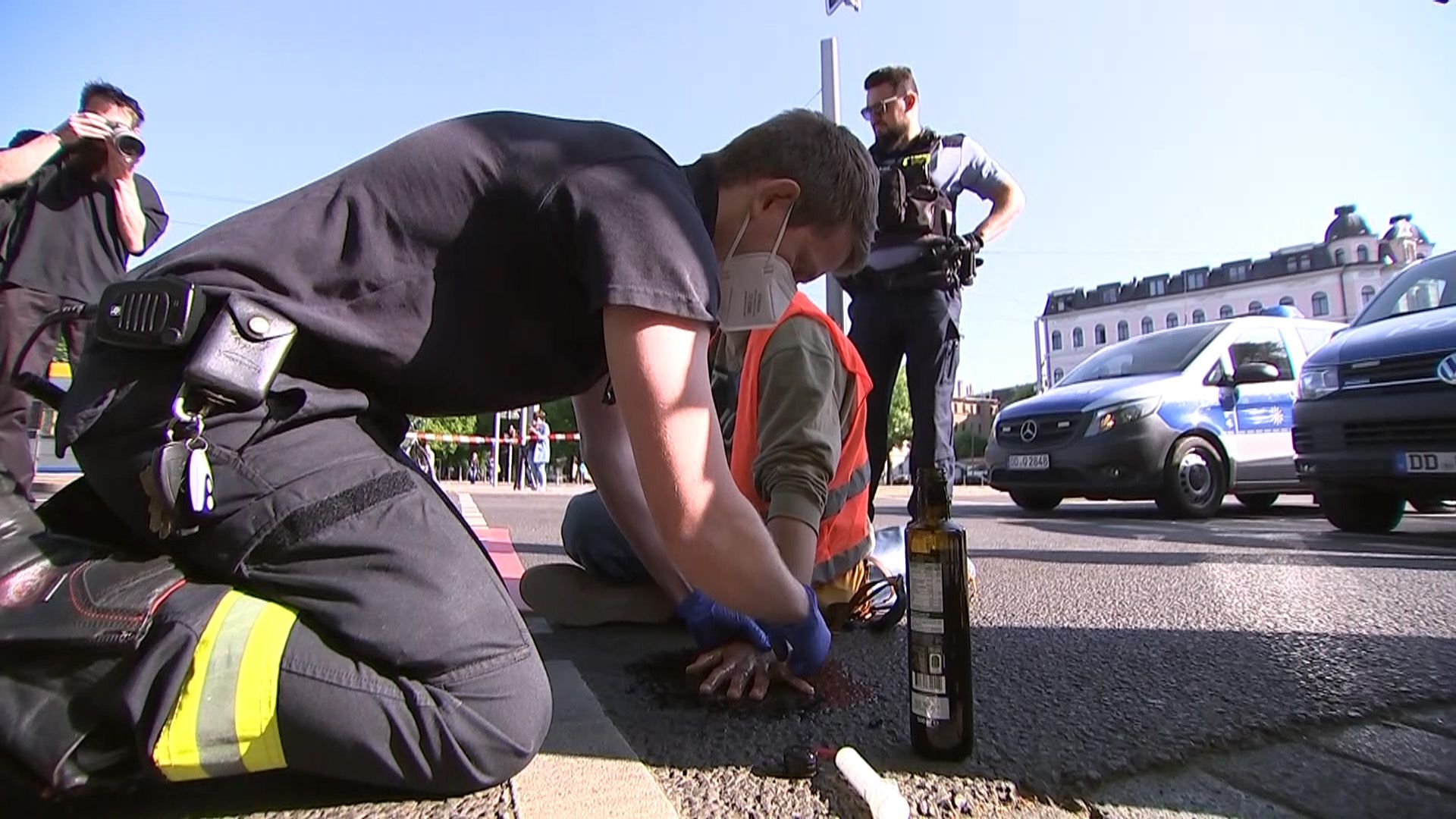 Die Polizei musste Olivenöl verwenden, um die festgeklebten Aktivisten zu befreien.