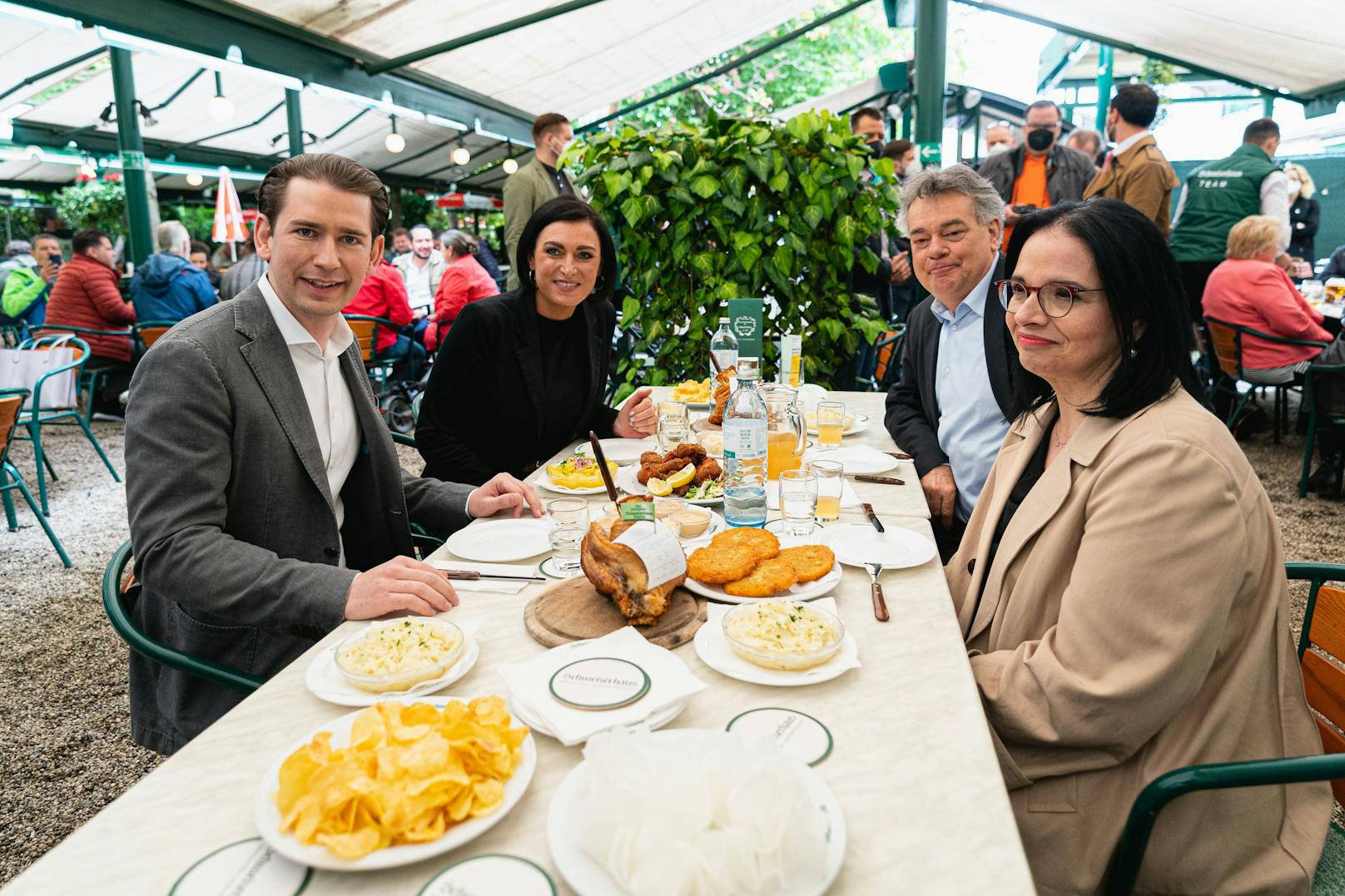 Sebastian Kurz, Elisabeth Köstinger, Werner Kogler und Andrea Mayer im Schweizerhaus bei der Gastronomie-Eröffnung im Mai 2021