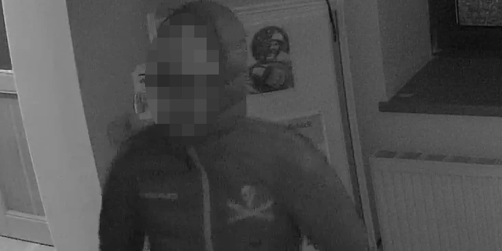 Der Mann mit der auffälligen Jacke wurde ausgeforscht.