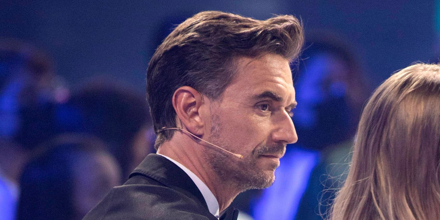 Die Darbietung rührte ihn zu Tränen.