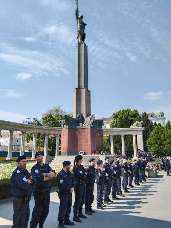 Die Wiener Polizei schützt das Heldendenkmal der Roten Armee im Bezirk Landstraße.