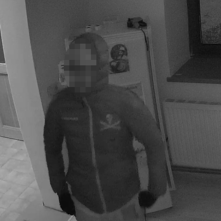 Der Mann mit der auffälligen Jacke wurde ausgeforscht.