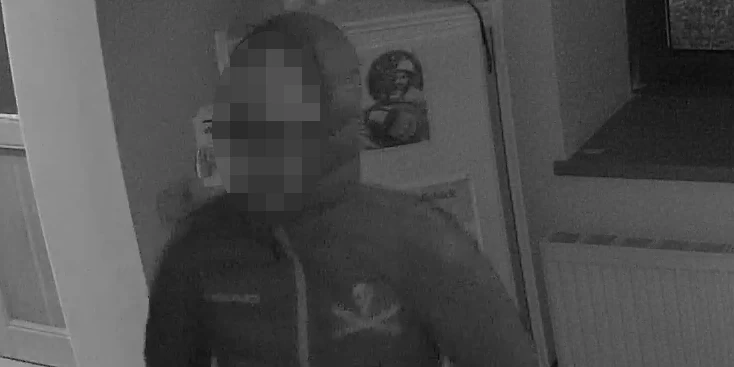 Der Mann mit der auffälligen Jacke wurde ausgeforscht.