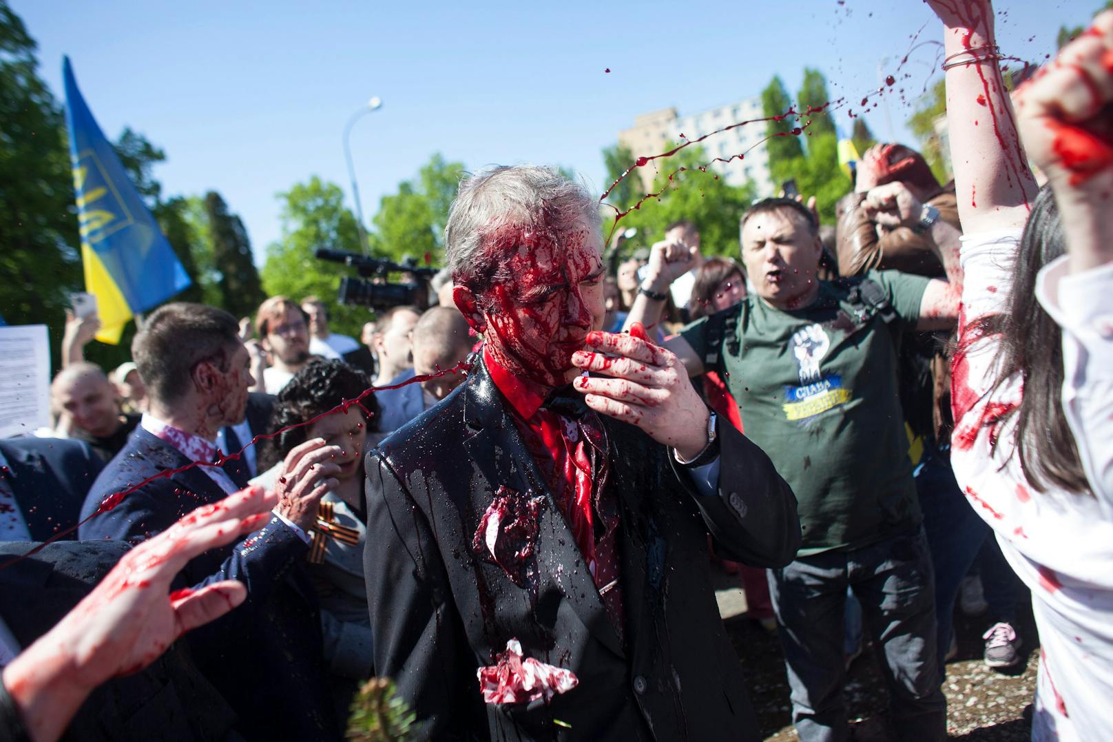 Blutig! Putin-Botschafter auf offener Straße übergossen