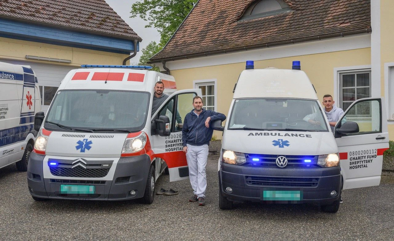 Diese drei Rettungsautos machten sich auf den Weg in die Ukraine.