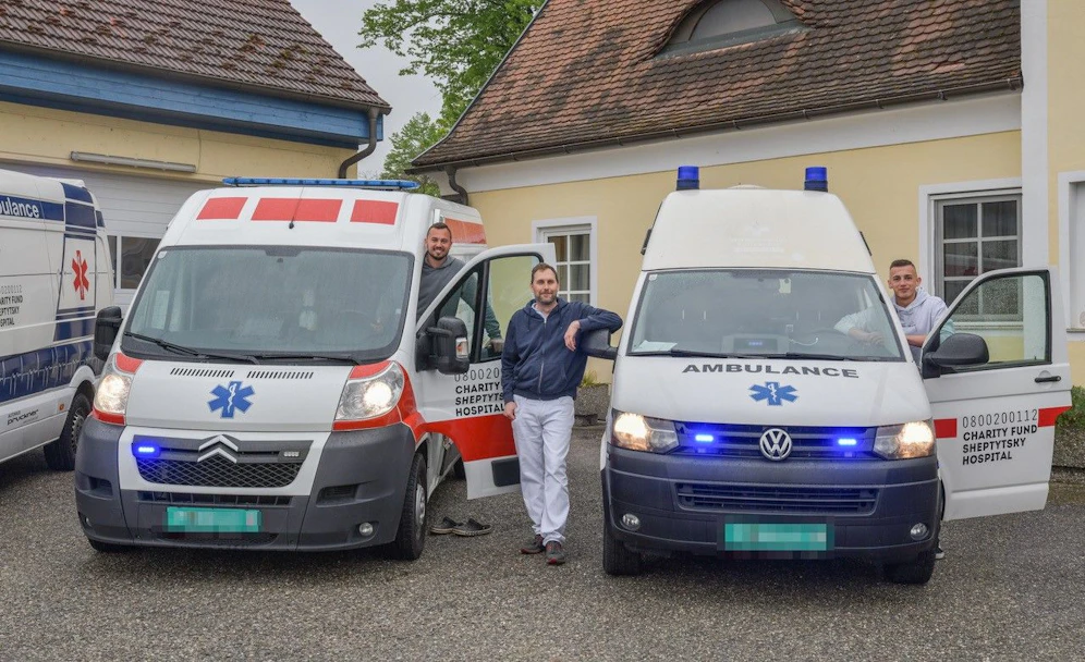 Diese drei Rettungsautos machten sich auf den Weg in die Ukraine.