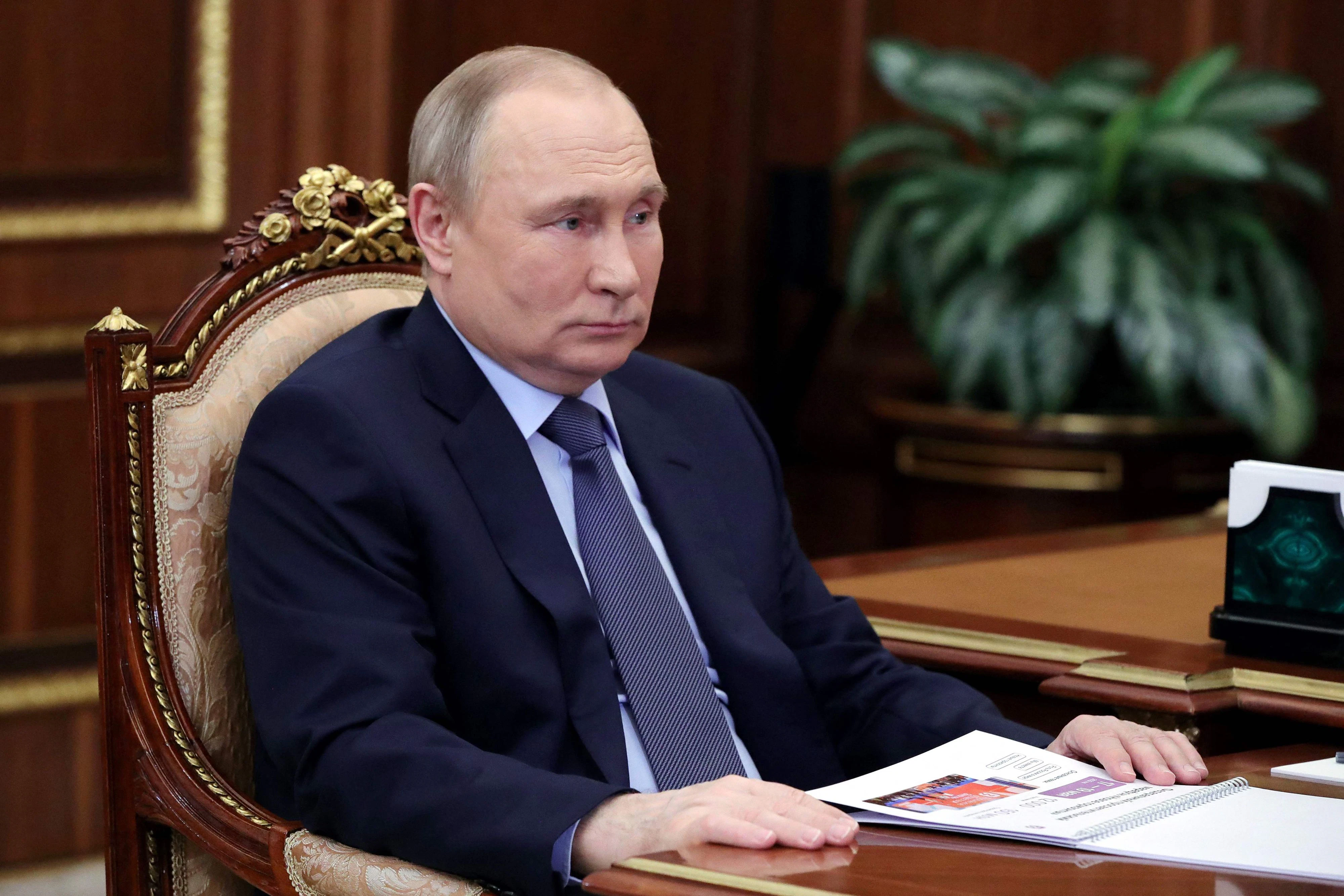 Download von www.picturedesk.com am 09.05.2022 (05:38).  Russia's President Vladimir Putin listens during his meeting with "Znanie" Society CEO Maxim Dreval in Moscow's Kremlin on May 5, 2022. - *Editor's note : this image is distributed by Russian state owned agency Sputnik.* (Photo by Mikhail KLIMENTYEV / SPUTNIK / AFP) / *Editor's note : this image is distributed by Russian state owned agency Sputnik.* - 20220505_PD3272 - Rechteinfo: Rights Managed (RM) Nur für redaktionelle Nutzung! Werbliche Nutzung erfordert Freigabe: bitte schicken Sie uns eine Anfrage.