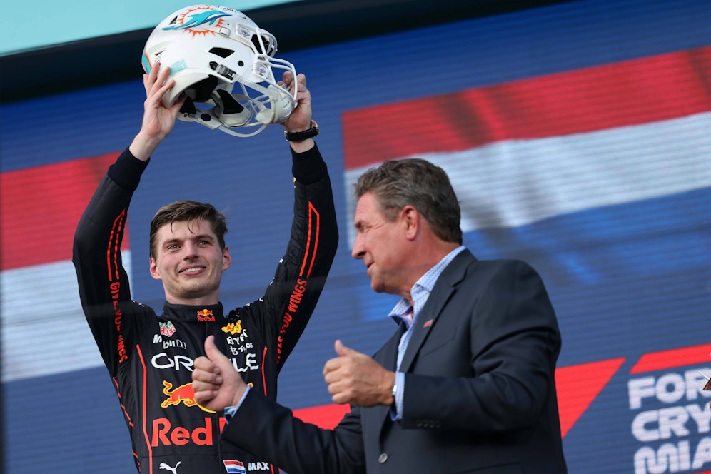Max Verstappen jubelt in Miami mit einem Football-Helm.
