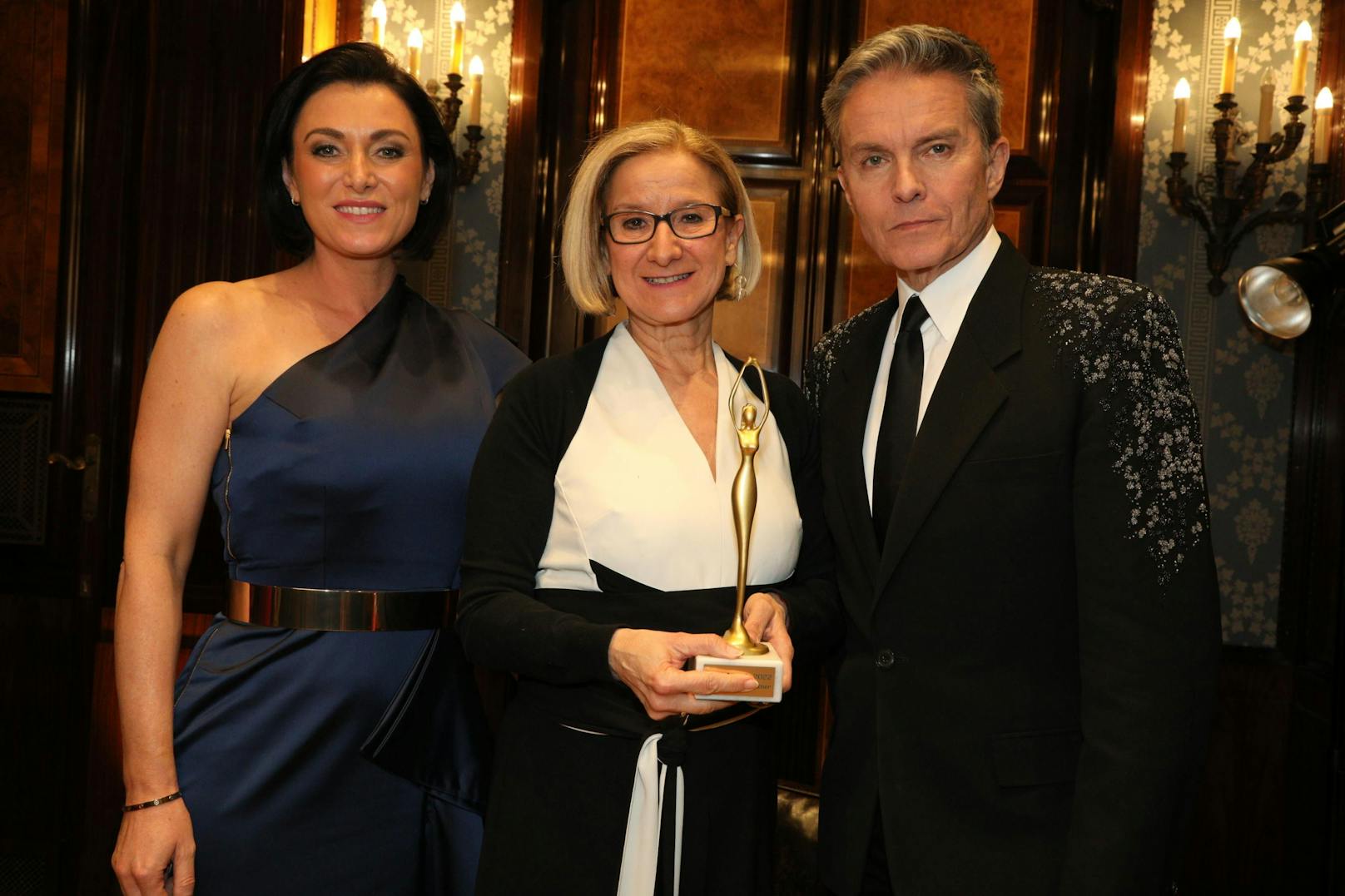 Elisabeth Köstinger mit Johanna Mikl-Leitner und Alfons Haider bei der "Women of the Year"-Gala