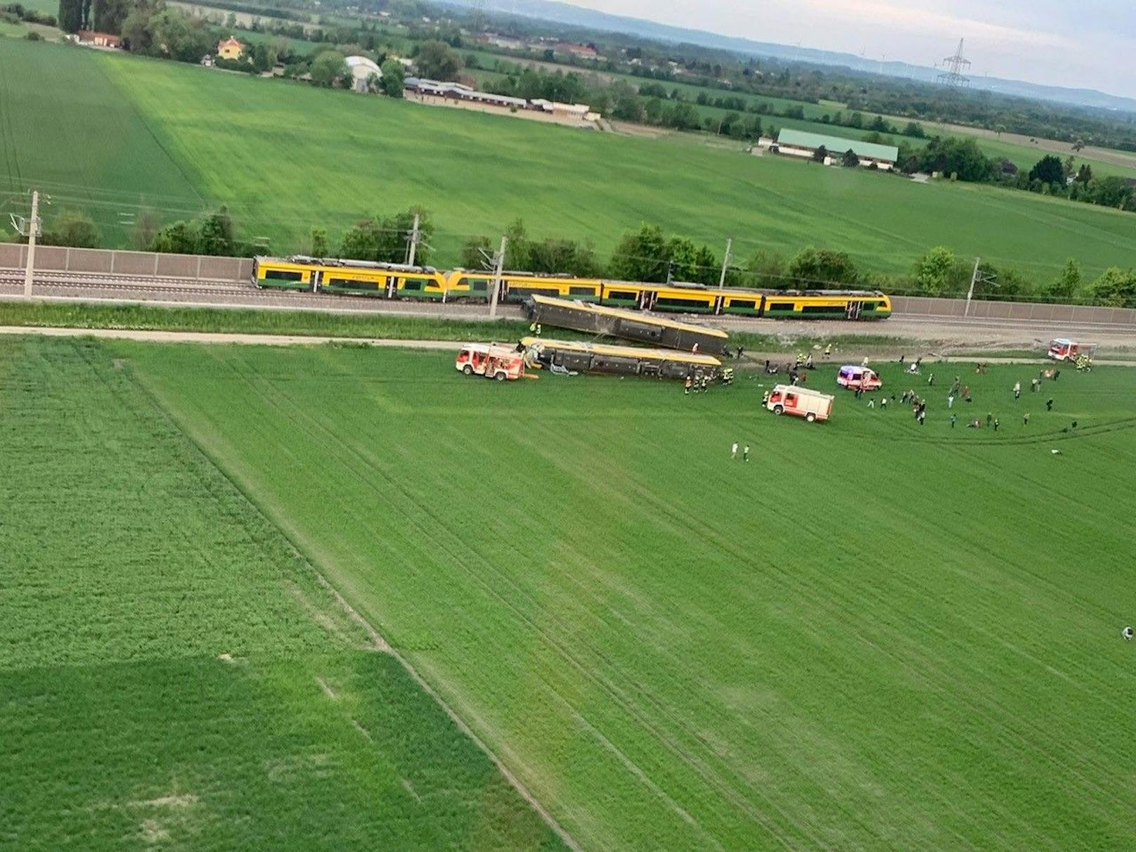 Zug in NÖ entgleist, Waggon kippte um: Luftaufnahme vom Unglücksort