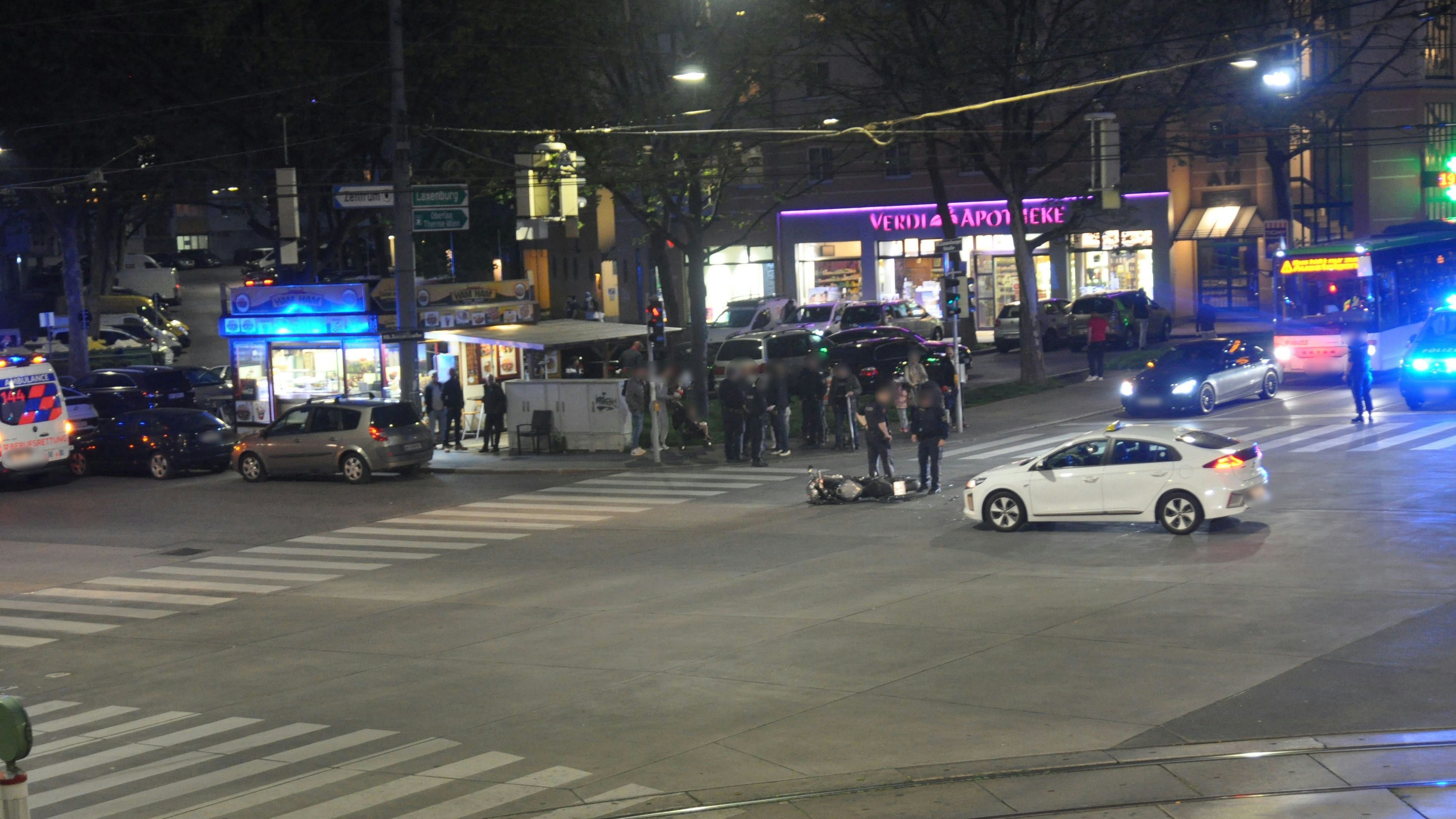 Taxler mäht Motorrad um in 1100 Wien