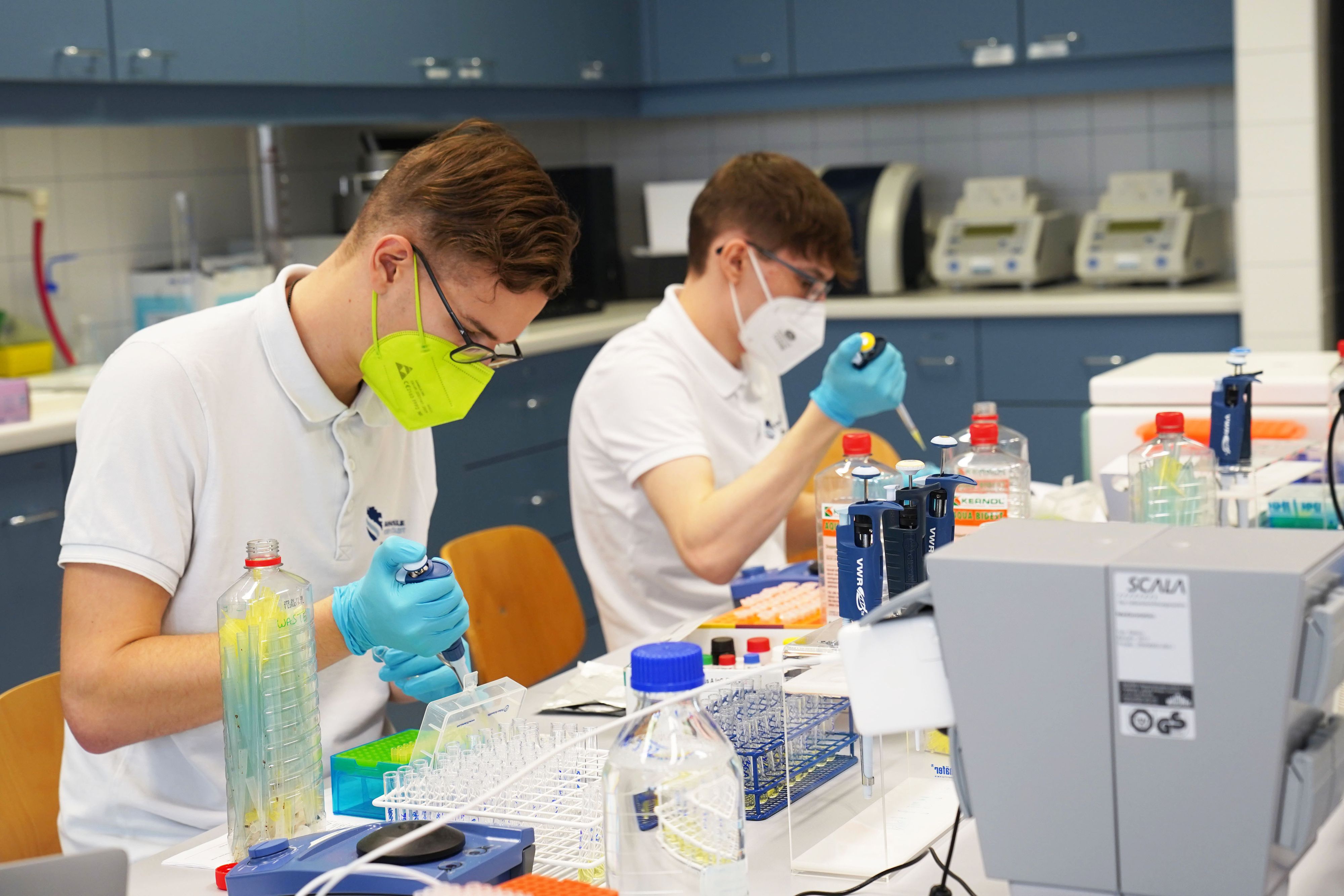 Biomedizinische Analytiker wie Tobias Mader und Johannes Gratzer.