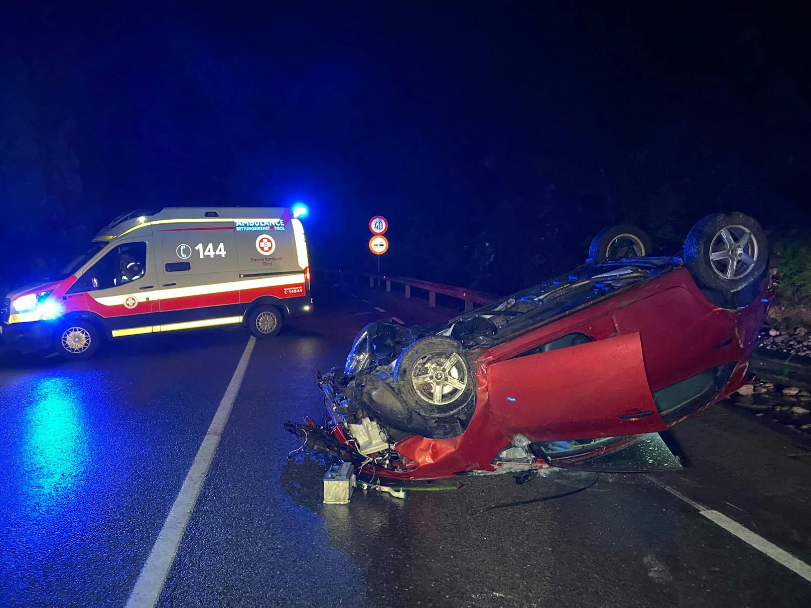 Zu einem spektakulären Verkehrsunfall kam es am Sonntag gegen 23.15 Uhr auf der Eibergbundesstrasse in Kufstein.