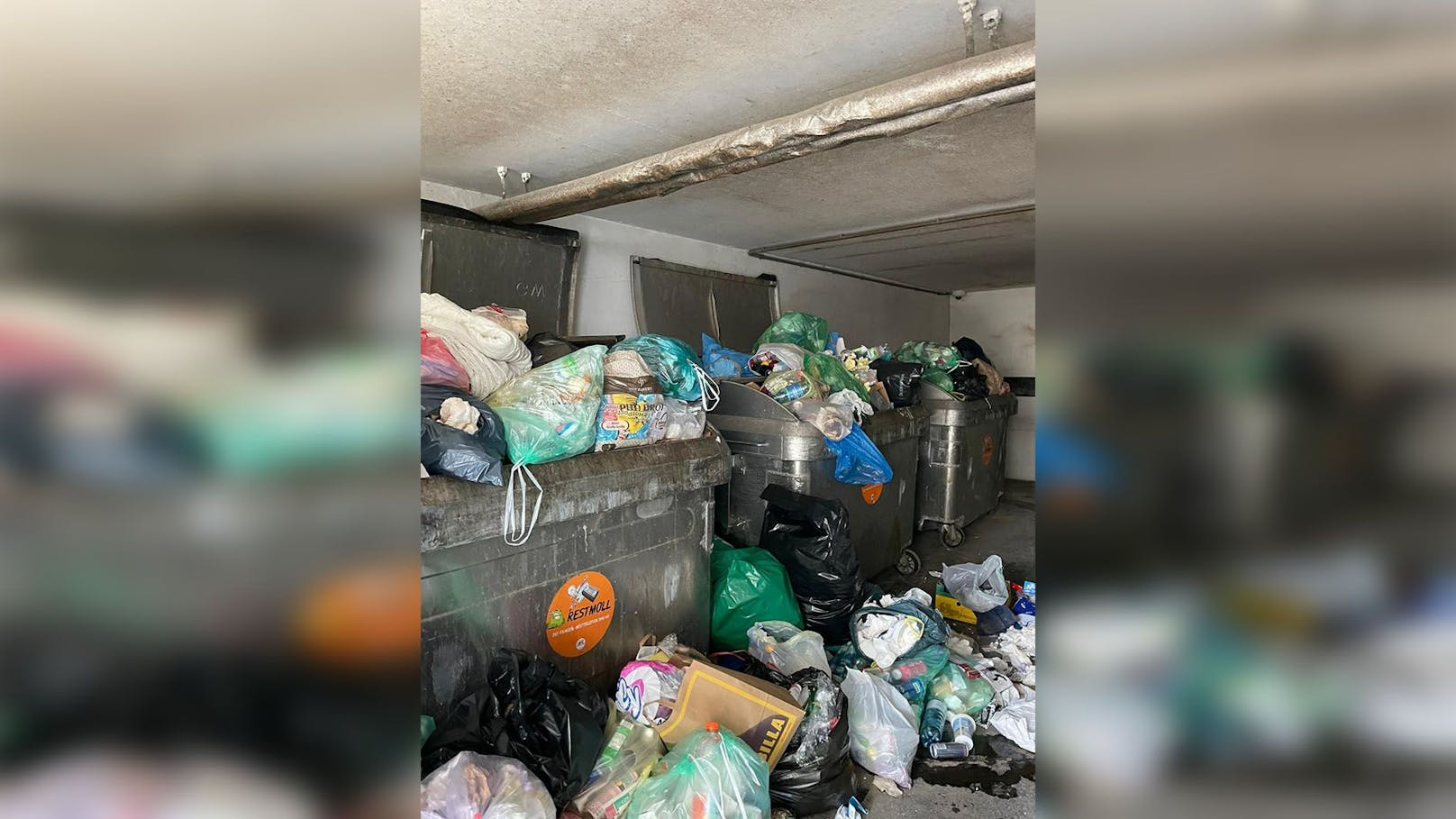 Der Müllraum in einer Brigittenauer Gemeindebausiedlung. 