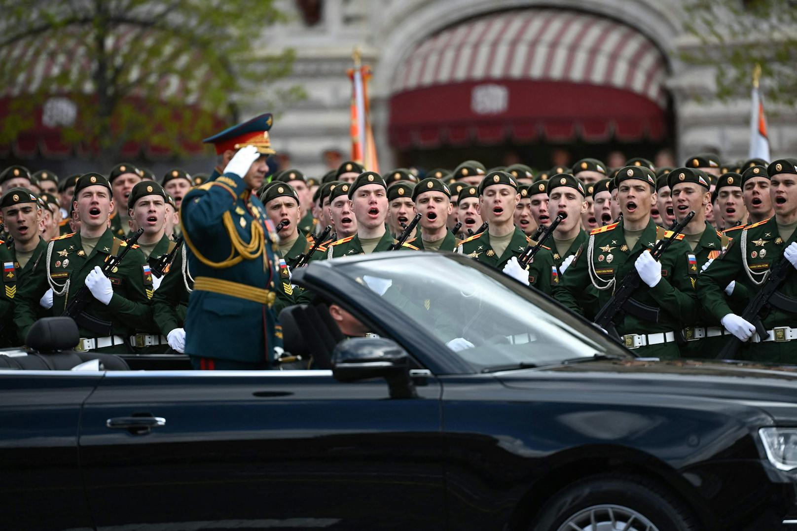 Verteidigungsminister Shoigu salutiert vor russischen Soldaten.