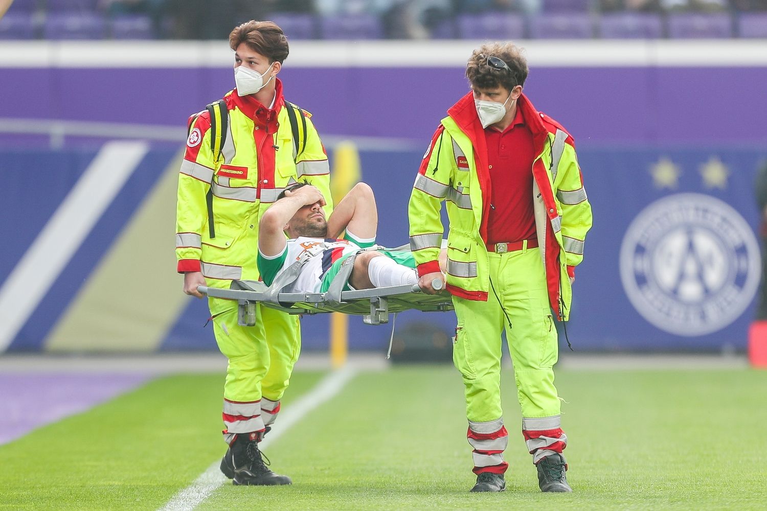Filip Stojkovic wird vom Platz getragen.