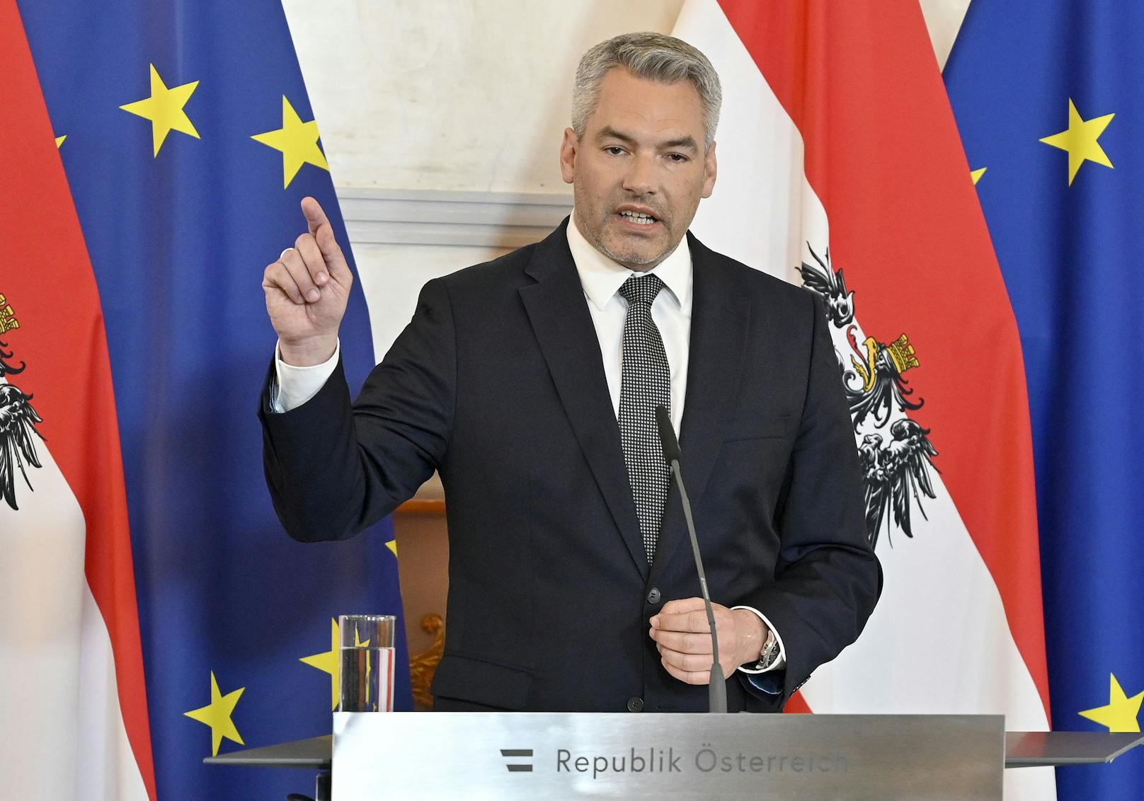 Kanzler Nehammer verspricht:&nbsp;"Österreich wird alles dafür tun, die Sanktionen gegen Kriegstreiber und Unterstützer Putins ohne Wenn und Aber durchzusetzen.“