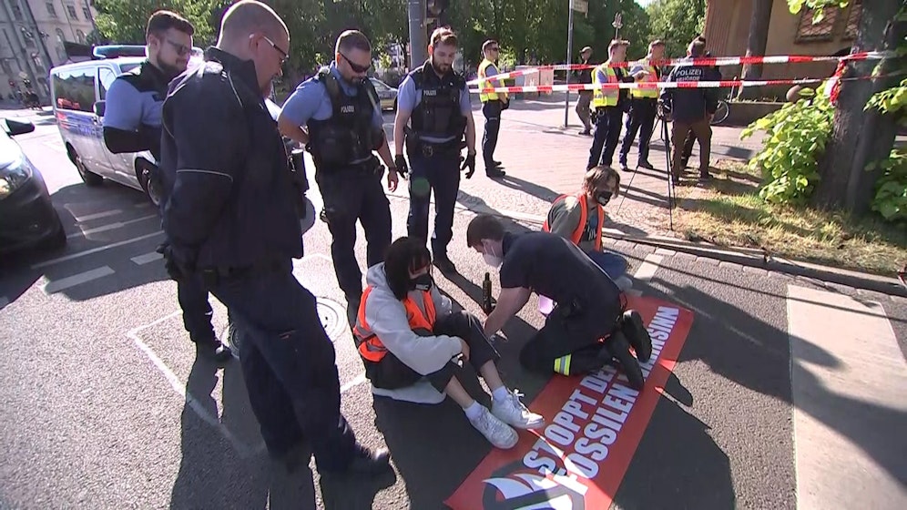 Am Montag blockierten Klimaaktivisten eine Straße in Leipzig.