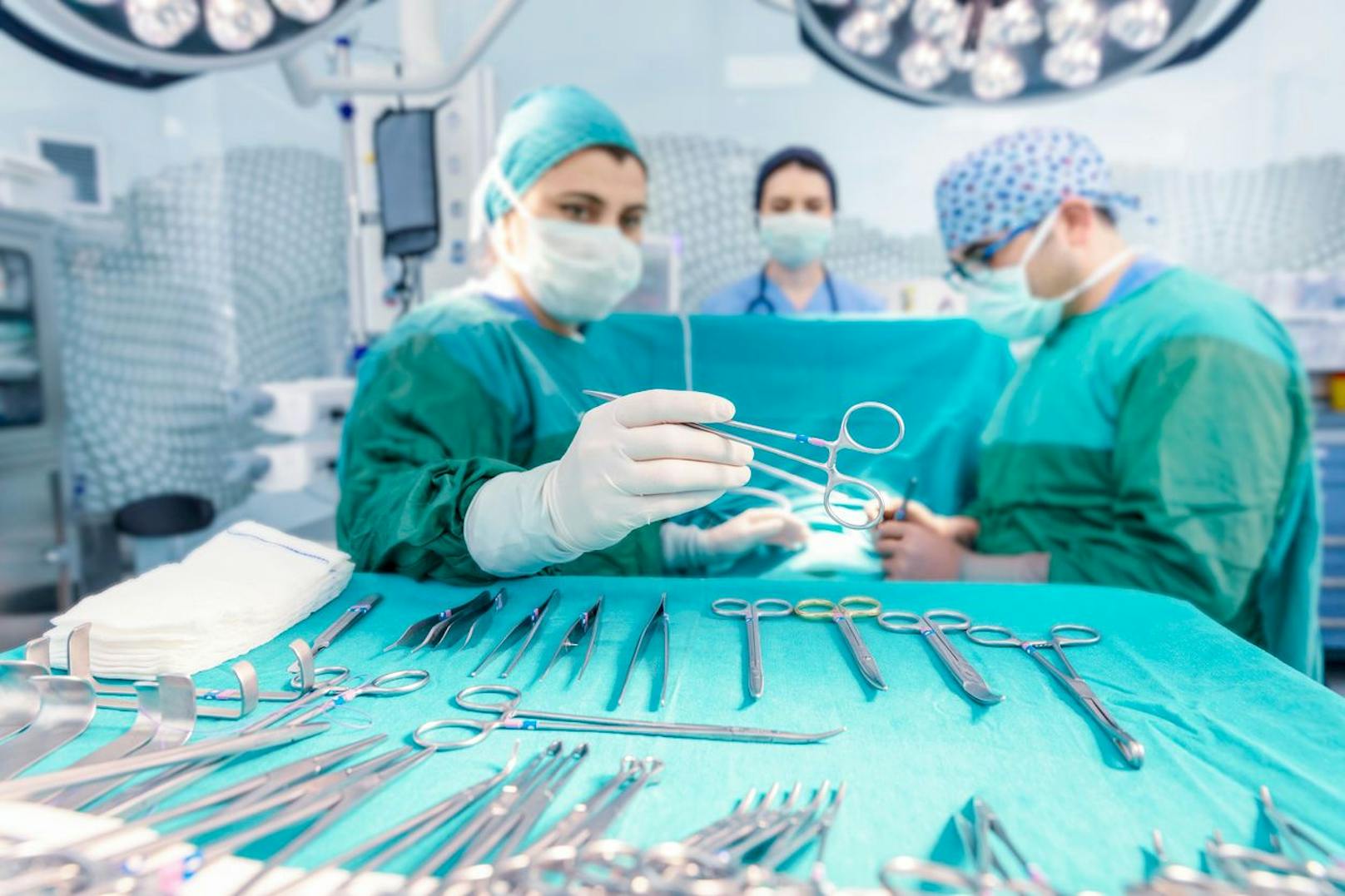 Ärzte bei im Operationssaal (Symbolfoto)